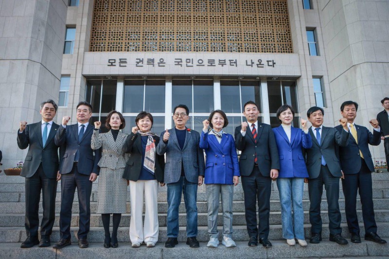 추미애 민주당 경기도지사 후보가 같은당 국회의원들과 기념촬영을 하고있다./페북 캡처