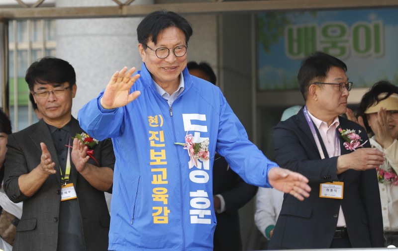 10일 동구 만석초등학교 총동문회 제15회 체육대회에 참석한 도성훈 인천시교육감 후보가 손을 흔들고 있다./학생성공캠프