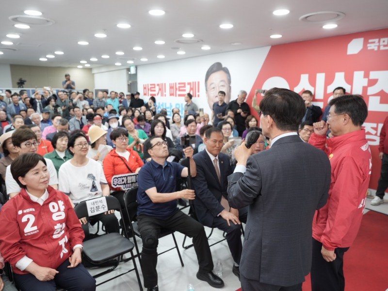 김문수 의원이 10일 개소식에서 축사를 하고있다./선거캠프