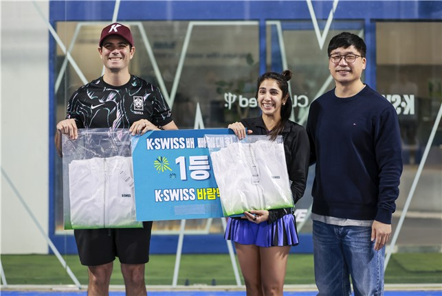빠델 대회에서 우승한 디에고 비야누에바 주한 파나마 대사 부부. / 사진=연합뉴스
