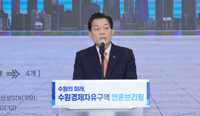 이재준 수원시장이 지난해 6월 25일 수원시청 중회의실에서 언론 브리핑을 하고 있다./수원시