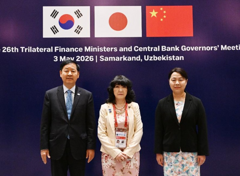 ASEAN+3 재무장관회의 및 아시아개발은행(ADB) 연차총회 참석차 우즈베키스탄 사마라칸트를 방문 중인 구윤철 부총리 겸 재정경제부 장관(사진 왼쪽)이 지난 3일(현지시간) 힐튼호텔에서 열린 ‘한중일 재무장관회의’ 시작에 앞서 가타야마 사쓰키 일본 재무장관(가운데), 장준홍 중국 재정부장조리(오른쪽)와 기념사진을 찍고 있다.