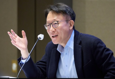 사진: 퇴임 기념 기자회견 하는 신성환 금통위원