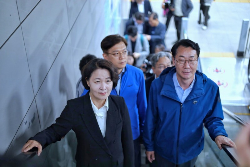 추미애 민주당 경기도지사 후보가 같은달 정명근 화성시장 후보와 현근택 용인시장 후보와 함께 하고있다./선거캠프