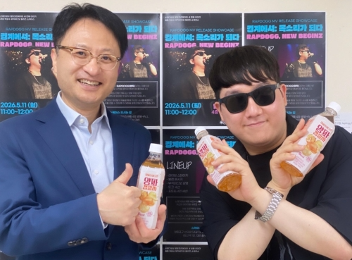 데일리어니언 이원규 대표(왼쪽)가 RapDogg(오른쪽)와 함께 ‘RAPDOGG-NEW BEGINZ’ 쇼케이스 현장에서 브랜드 후원 기념 촬영을 진행하고 있다.(사진 제공: 별의친구들)