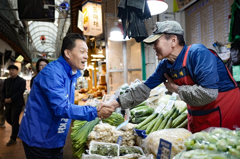 이재준 민주당 수원시장 후보가 11일 오후 못골시장 및 영동시장등을 방문해 시장 상인들과 인사를 나누고 있다./선거 캠프