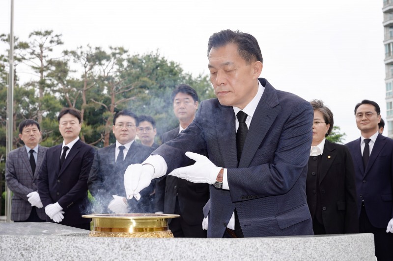 이재준 민주당 수원시장 후보가 11일 수원시 현충탑을 찾아 참배하고 있다./선거 캠프