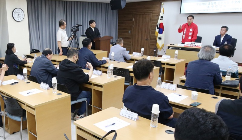 유정복 국민의힘 인천시장 후보가 11일 인천상인연합회를 찾아 상인들과 소통 간담회를 열고 있다./정복 캠프