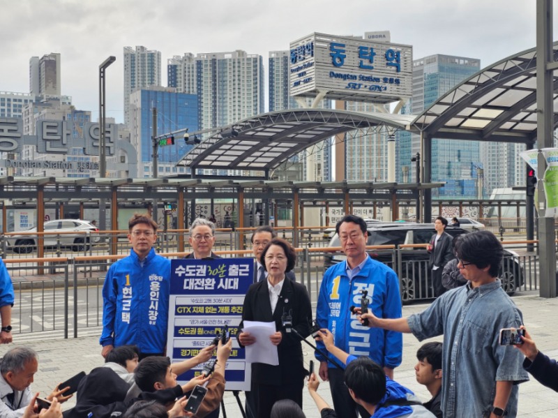 추미애 민주당 경기도지사 후보와 같은당 정명근 화성시장 후보가 함께 하고있다./선거 캠프