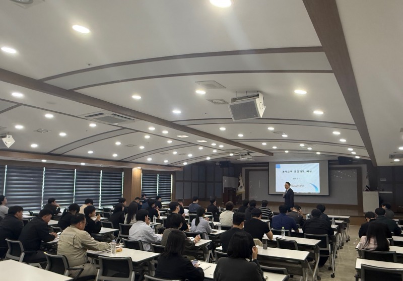 국가철도공단 강원본부 및 협력사 담당자들이 설계변경 실무역량 강화를 위한 교육에 참여하고 있다./국가철도공단 강원본부