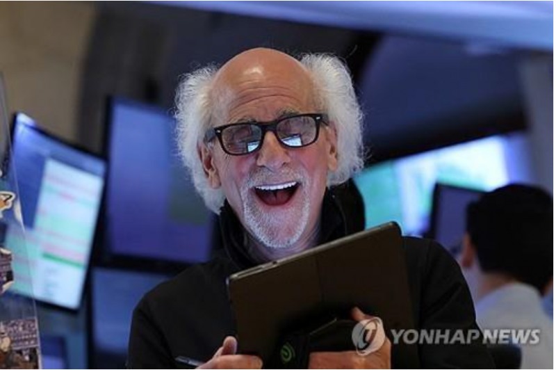 뉴욕증시 3대 지수가 미-이란 종전 협상이 지지부진한 가운데 S&P500지수와 나스닥지수가 이틀째 사상 최고가를 기록하는 등 일제히 상승 마감했다. 사진=UPI, 연합뉴스