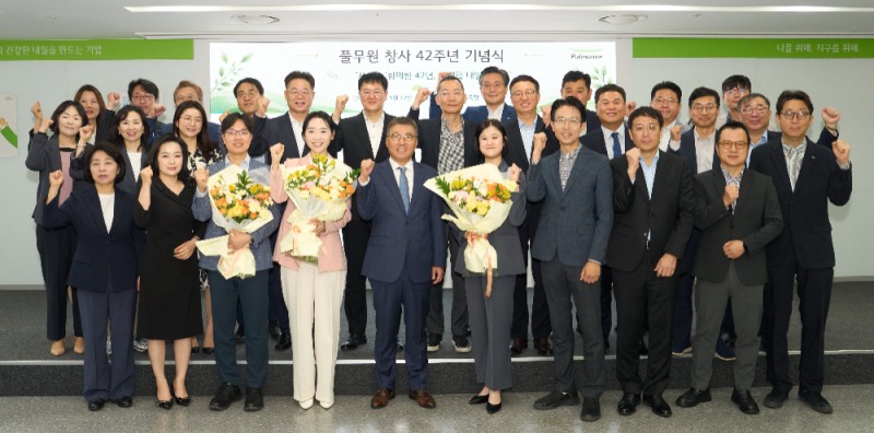 12일 서울 강남 수서 본사에서 열린 풀무원 창사 42주년 기념식에서 이우봉 총괄CEO(사진 앞줄 오른쪽 여섯 번째)를 비롯한 전사 경영 간부직, 풀무원인(人)상 수상자들이 창사 기념식 종료 후 기념 촬영을 하고 있다.
