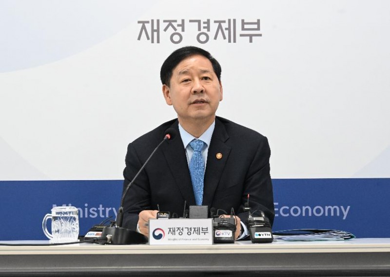 구윤철 부총리 겸 재정경제부 장관이 11일 정부세종청사 중앙동 재경부 기자실에서 열린 출입기자간담회에서 발언하고 있다(재정경제부 제공)