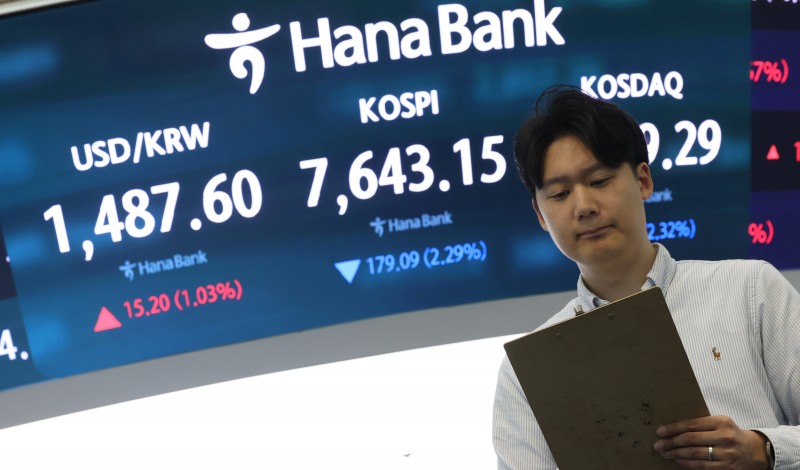 12일 서울 중구 하나은행 딜링룸 현황판에 코스피가 표시돼 있다. 이날 코스피는 전날 대비 179.09포인트(2.29%) 내린 7643.15로 장을 마치면서 6거래일 만에 하락 마감했다./연합뉴스