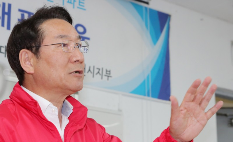 유정복 국민의힘 인천시장 후보가 12일 ‘아파트, 유정복이 답하다’를 주제로 시민소통 간담회를 열고 공동주택 관리 개선 방안을 논의했다./정복캠프