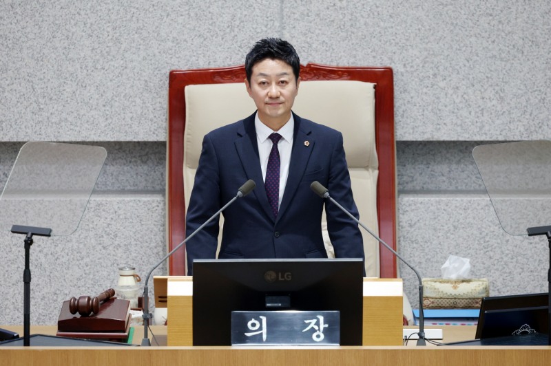 김진경 경기도의회 의장이 12일 제390회 임시회 개회사를 하고있다./경기도의회