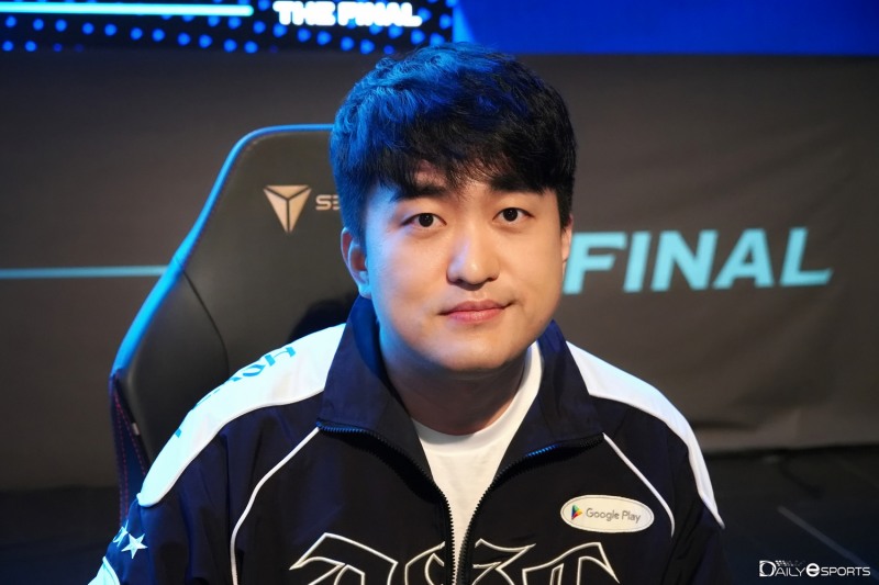 '플래시' 이영호가 4-0의 깔끔한 승리로 결승 진출에 성공했다.