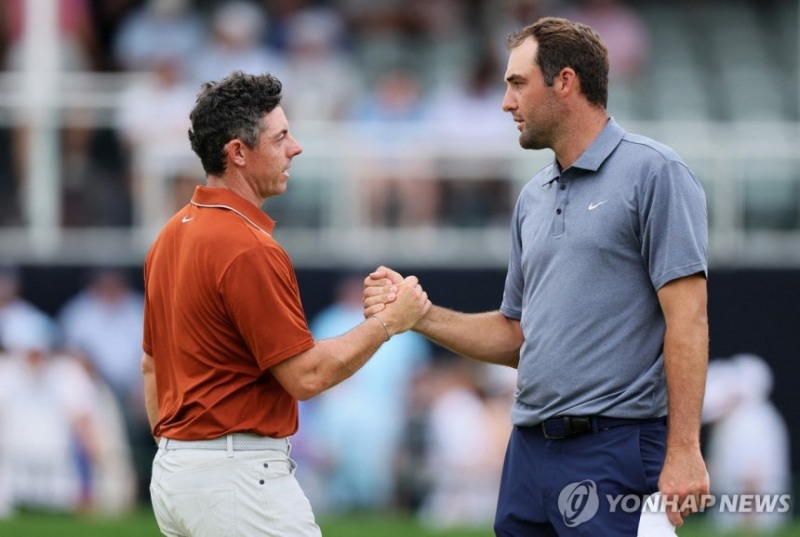 2025년 PGA 챔피언십에서 악수를 나누는 로리 매킬로이(왼쪽)와 스코티 셰플러 / 사진=연합뉴스