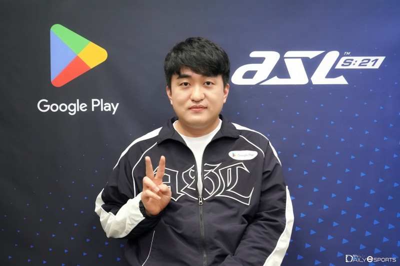4-0 완승으로 결승에 진출한 이영호가 5회 우승을 가장 먼저 달성하겠다 다짐했다.