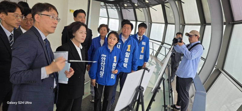 추미애 민주당 경기도지사 후보와 임병택 시흥시장 후보,천영미 안산시장 후보가 시화호 현장을 방문, 현황을 보고 받고있다./페북 캡처