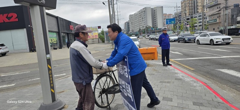 임병택 민주당 시흥시장 후보가 거리에서 시민과 악수를 하고 있다./페북 캡처