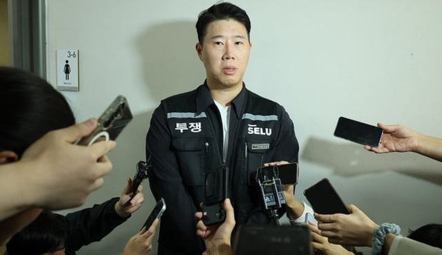 최승호 초기업노조 삼성전자지부 위원장이 12일 세종시 정부세종청사 중앙노동위원회에서 열린 2차 사후조정 도중 밖으로 나와 취재진의 질문에 답변하고 있다. /사진=연합뉴스