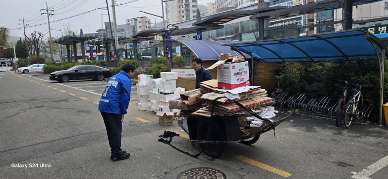 임병택 민주당 시흥시장 후보의 거리인사 모습./페북캡처