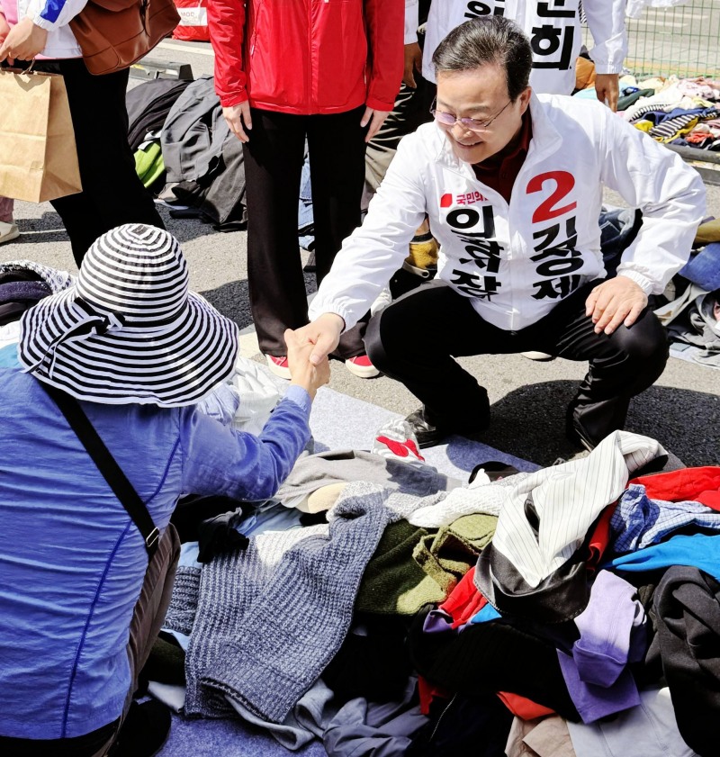 김성제 국민의힘 의장시장 후보가 시민들과 함께 하고있더./페북 캡처