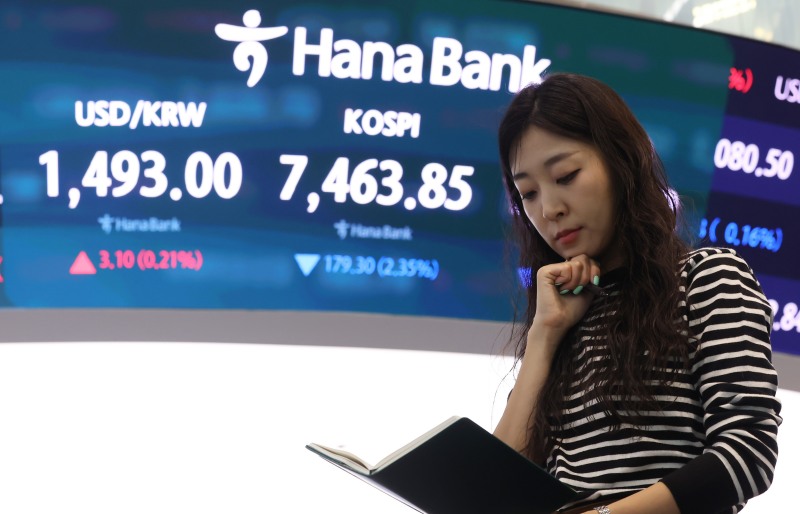 13일 서울 중구 하나은행 딜링룸 현황판에 코스피가 표시돼 있다. 이날 지수는 전날보다 129.50포인트(1.69%) 내린 7513.65로 출발해 하락세를 이어가고 있다./연합뉴스
