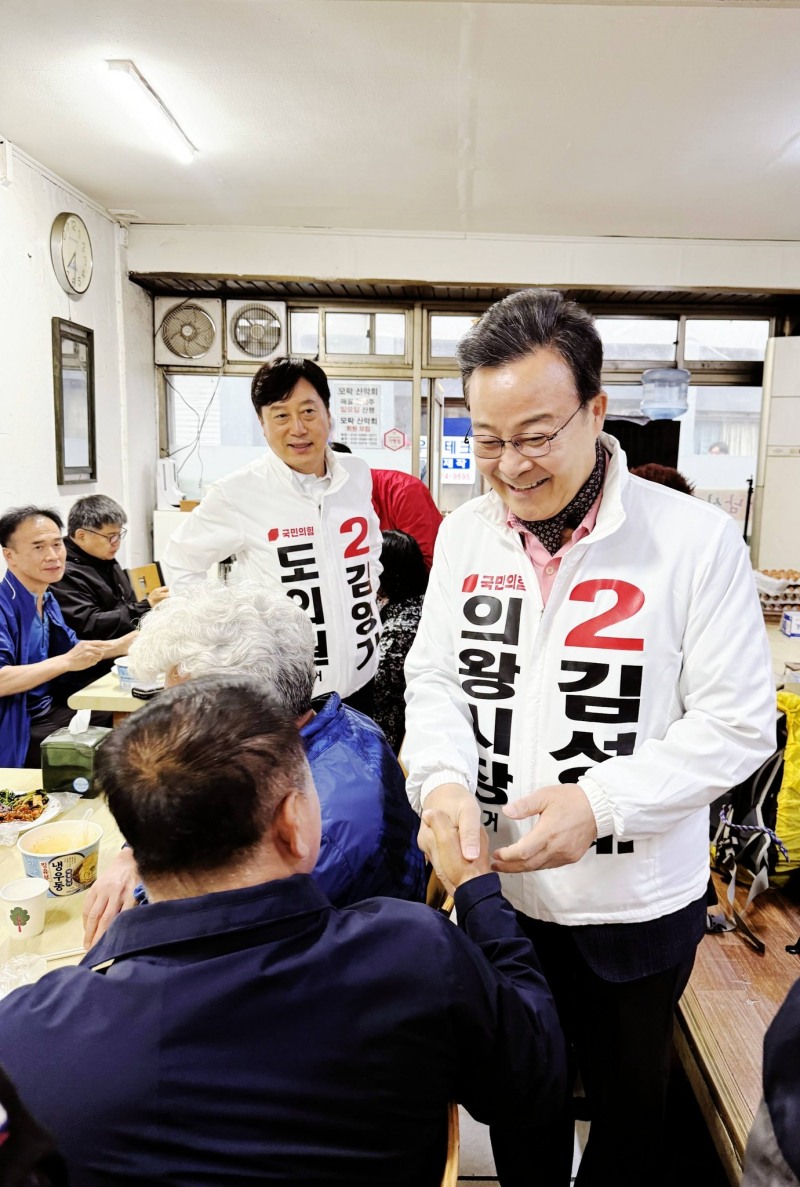 김성제 국민의힘 의왕시장 후보가 시민들과 인사하고있다./페북 캡처