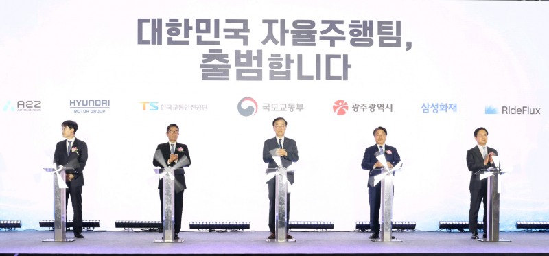 (왼쪽부터)현대자동차 박민우 사장, 한국교통안전공단 정용식 이사장, 국토부 김윤덕 장관, 광주광역시 강기정 시장, 삼성화재 이문화 사장./삼성화재