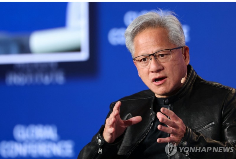 트럼프 대통령은 방중 기업인 명단에 젠슨 황 엔비디아 CEO가 포함됐다고 말했다. 사진=AFP, 연합뉴스