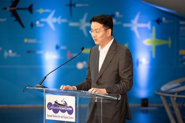 지난 12일(현지 시간) 캘리포니아 과학 센터에서 기념사를 하고 있는 조원태 한진그룹 회장 모습.(사진=대한항공 제공)