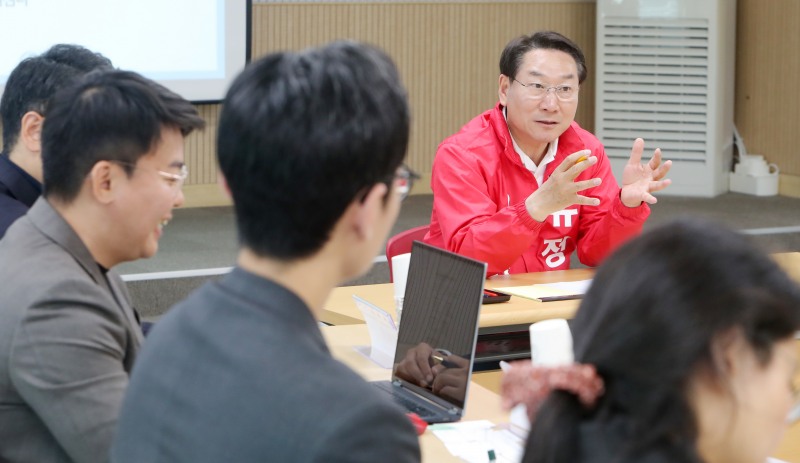 유정복 인천시장 후보가 13일 인천 도시재생지원센터에서 열린 ‘2026 도시재생 정책 간담회’에서 현안 및 정책 방향에 대해 의견을 나누고 있다/정복 캠프