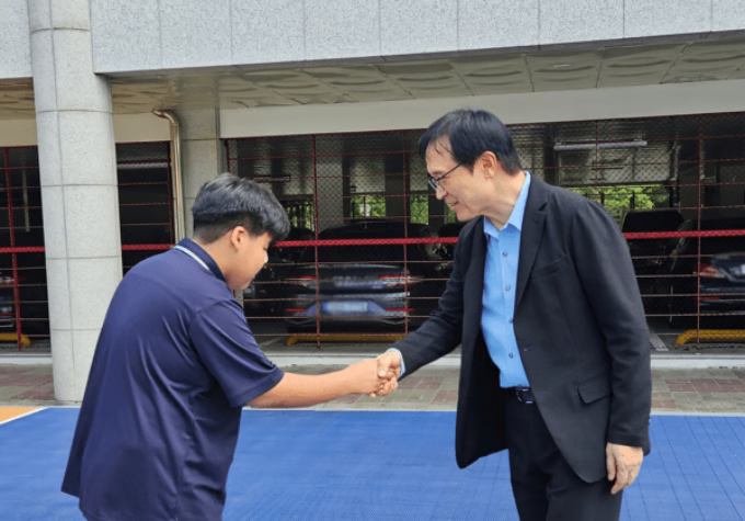 임태희 경기도교육감 후보가 아침부터 방과 후까지 체육활동이 활발한 김포 가현초를 찾아 한 학생과 인사를 나누고 있다. /임태희래교육캠프