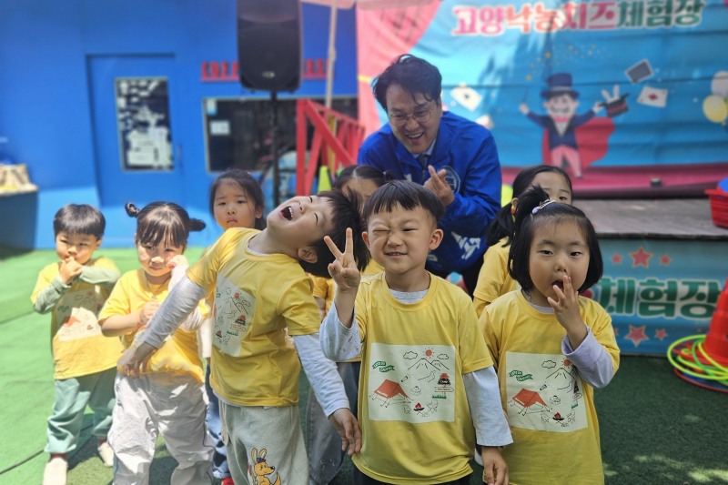 안민석 경기도교육감 민주진보 단일후보가 13일 고양낙농치즈체험장에서 현장체험학습에 참여한 아이들과 함께하고 있다./인심캠프