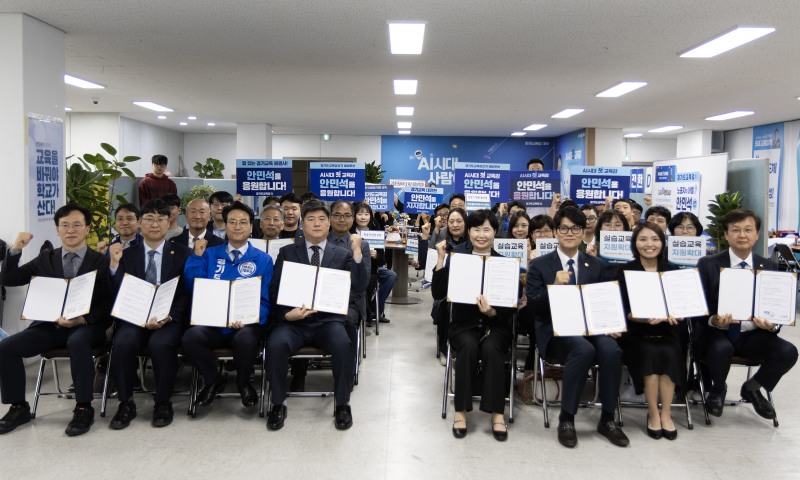 안민석 경기도교육감 민주·진보 단일후보가 12일 캠프사무소에서 경기도 주요 보건의료단체들과 아동·청소년 건강보장을 위한 합동 정책협약을 체결했다./인심캠프