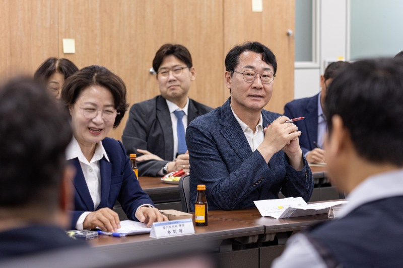 정명근 민주당 화성시장 후보(우)와 같은당 추미애 경기도지사 후보(좌)가 함께 하고있다./선거캠프
