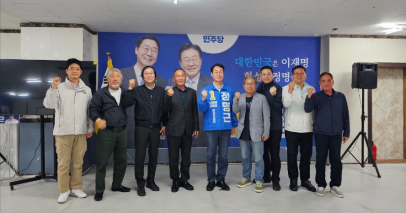 화성지역 마을버스 업체 대표들과의 간담회 이후 참가자들의 기념촬영 모습./선거 캠프