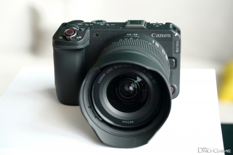 행사장에서 전시된 'EOS R6V'와 'RF20-50mm F4 L IS USM PZ' 렌즈.