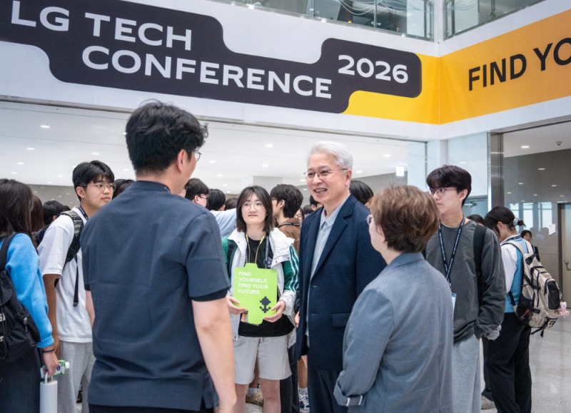 권봉석 (주)LG 부회장(가운데)이 14일 LG 테크 콘퍼런스 2026을 찾은 영재·과학고 학생들을 만나 격려하고 있다