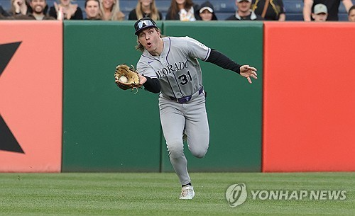 좌익수인 제이크 매카시가 혼자 더블플레이를 완성했다. / 사진=연합뉴스