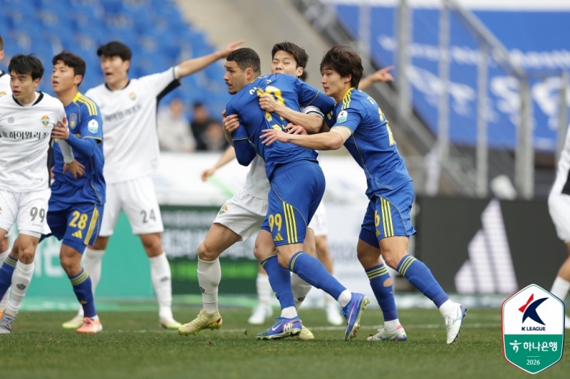 울산과 강원의 올 시즌 첫 맞대결 장면. / 사진=연합뉴스