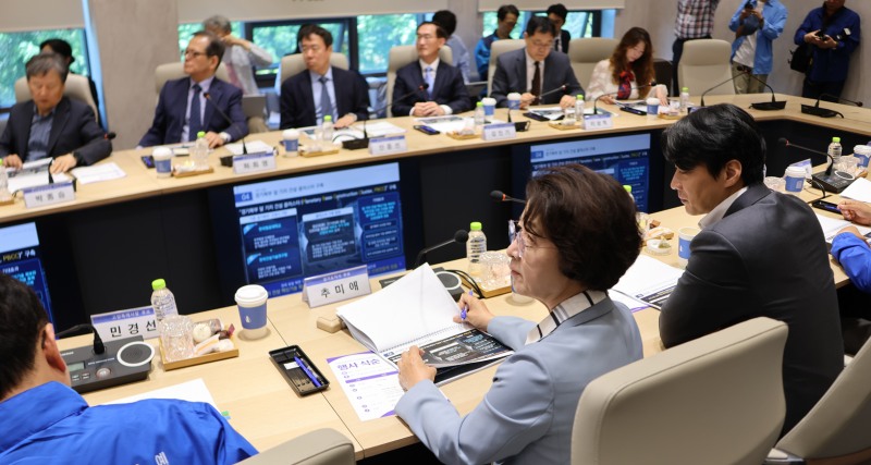 추미애 민주당 경기도지사 후보가 회의에 참석한 모습./선거캠프