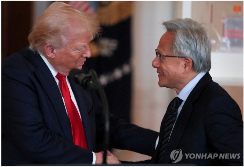 젠슨 황 엔비디아 CEO가 뒤늦게 방중 명단에 합류하면서 H200 AI칩의 대출 수출을 허용하는 게 아니냐는 분석이 나오고 있다. 사진=로이터통신, 연합뉴스