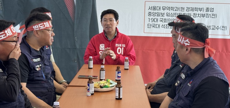 이상일 국민의힘 용인시장 후보가 대화를 하고있다./선거캠프