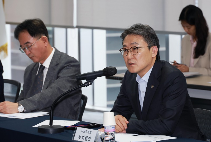 권대영 금융위원회 부위원장이 11일 서울 종로구 손해보험협회에서 보건복지부, 공정거래위원회, 금융감독원, 생·손보협회, 소비자단체와 개최한 실손보험 청구전산화(실손24) 점검회의에서 실손보험 청구전산화 추진실적 및 의료기관 연계 현황을 점검하고, 연계율 제고를 위한 과제 등을 논의했다