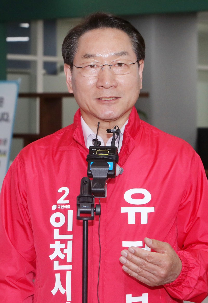 유정복 인천시장 후보가 14일 인천선거관리위원회에서 후보자 등록을 마친 뒤 기자들의 질문에 답하고 있다./정복캠프