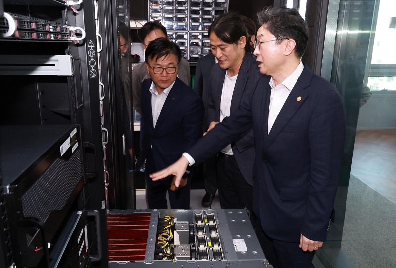 이억원 금융위원장이 12일 서울 강남구 퓨리오 AI에 방문해 AI기업들과 간담회 후 생산 및 연구시설을 둘러보며 직원들을 격려했다