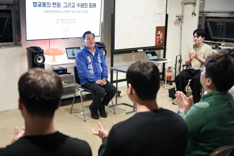 이재준 더불어민주당 수원시장 후보가 청년간담회에서 청년상인들과 이야기를 나누고 있다./선거캠프